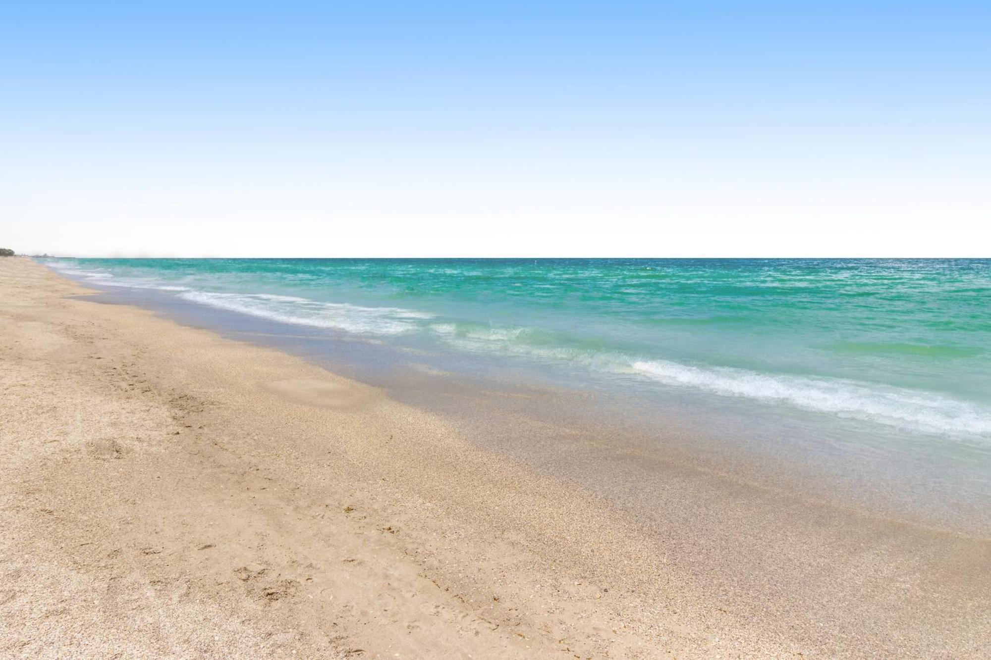 Runaway Bay Condos Bradenton Beach Room photo