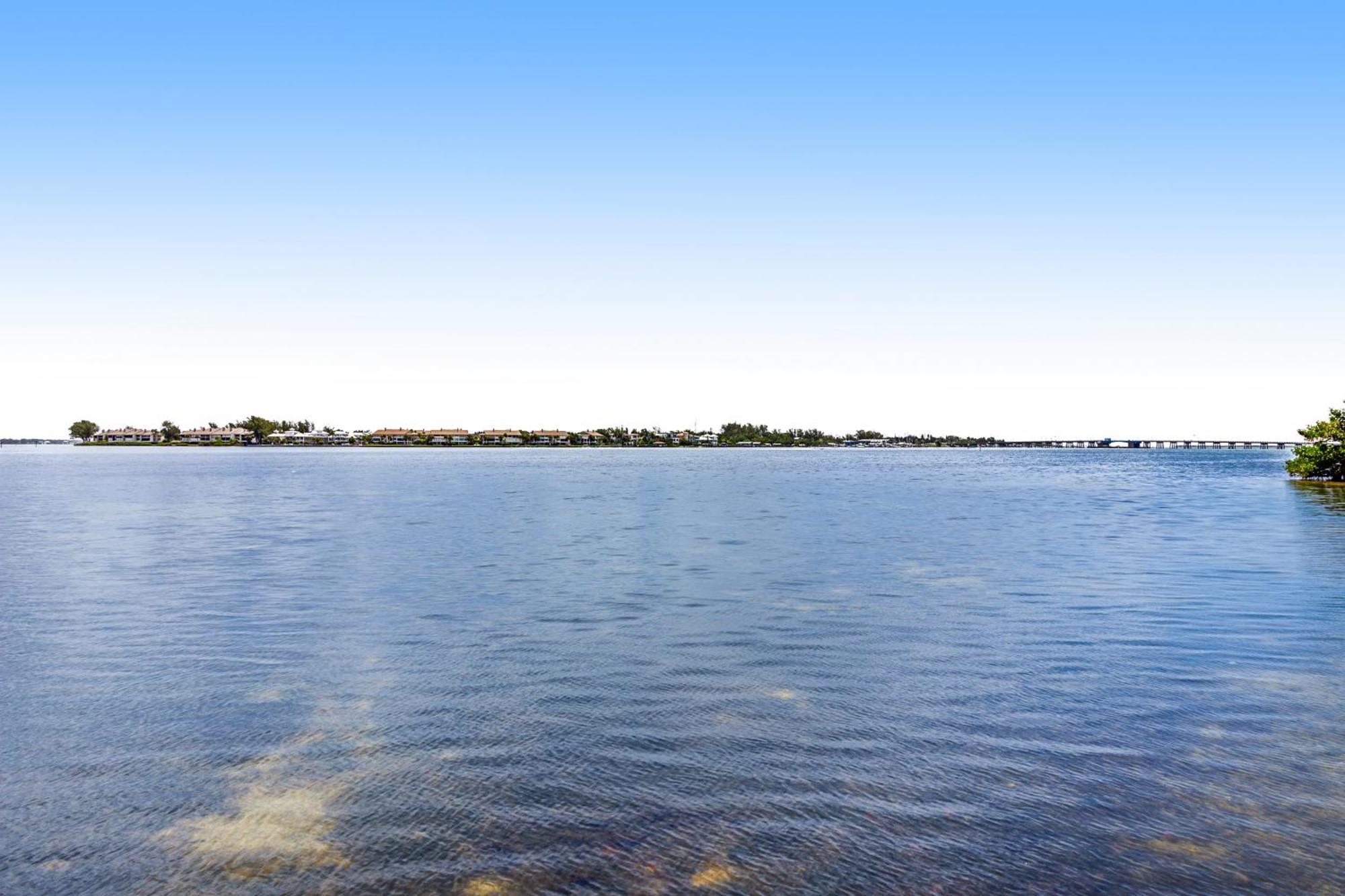 Runaway Bay Condos Bradenton Beach Room photo
