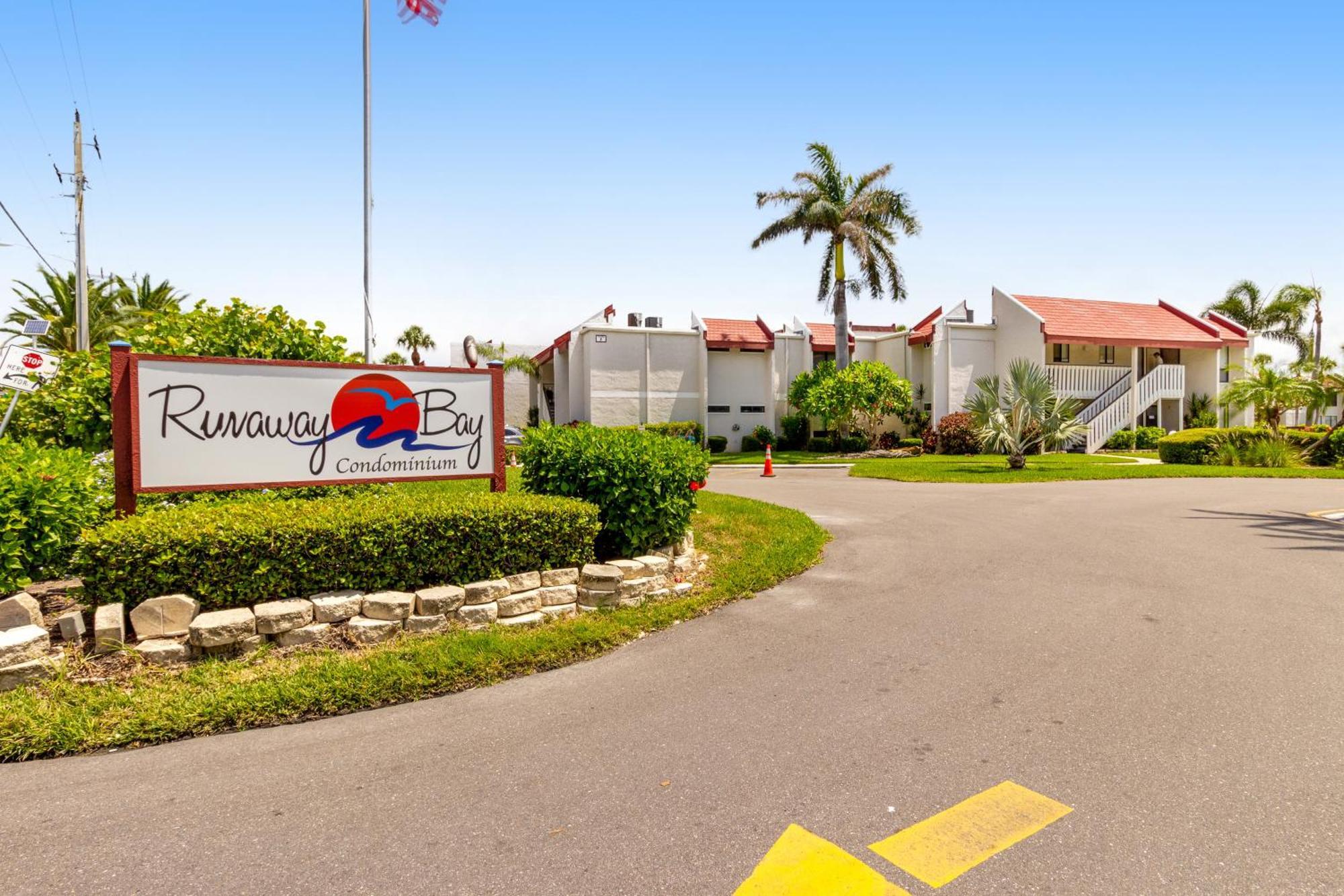 Runaway Bay Condos Bradenton Beach Room photo