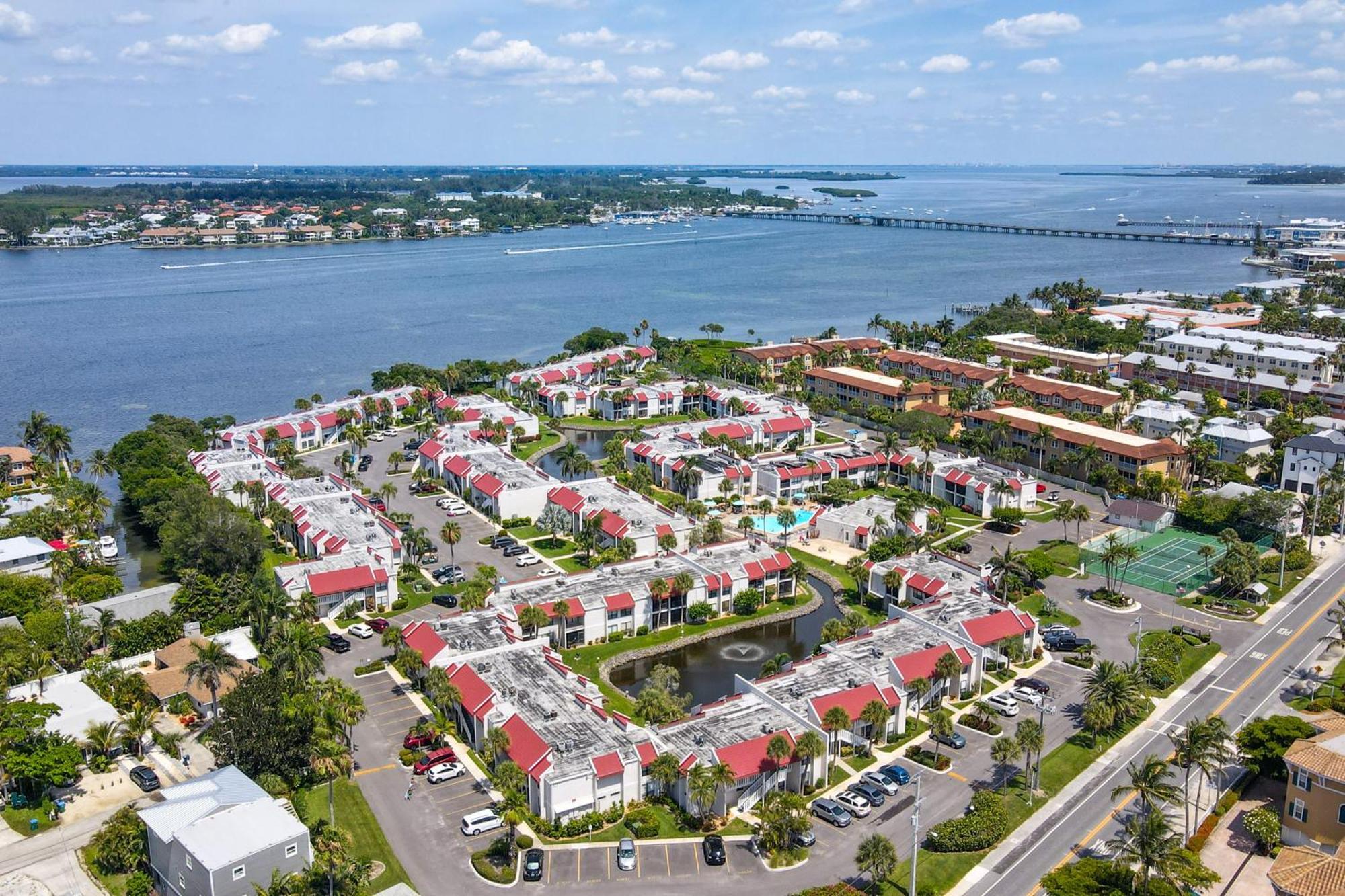 Runaway Bay Condos Bradenton Beach Room photo