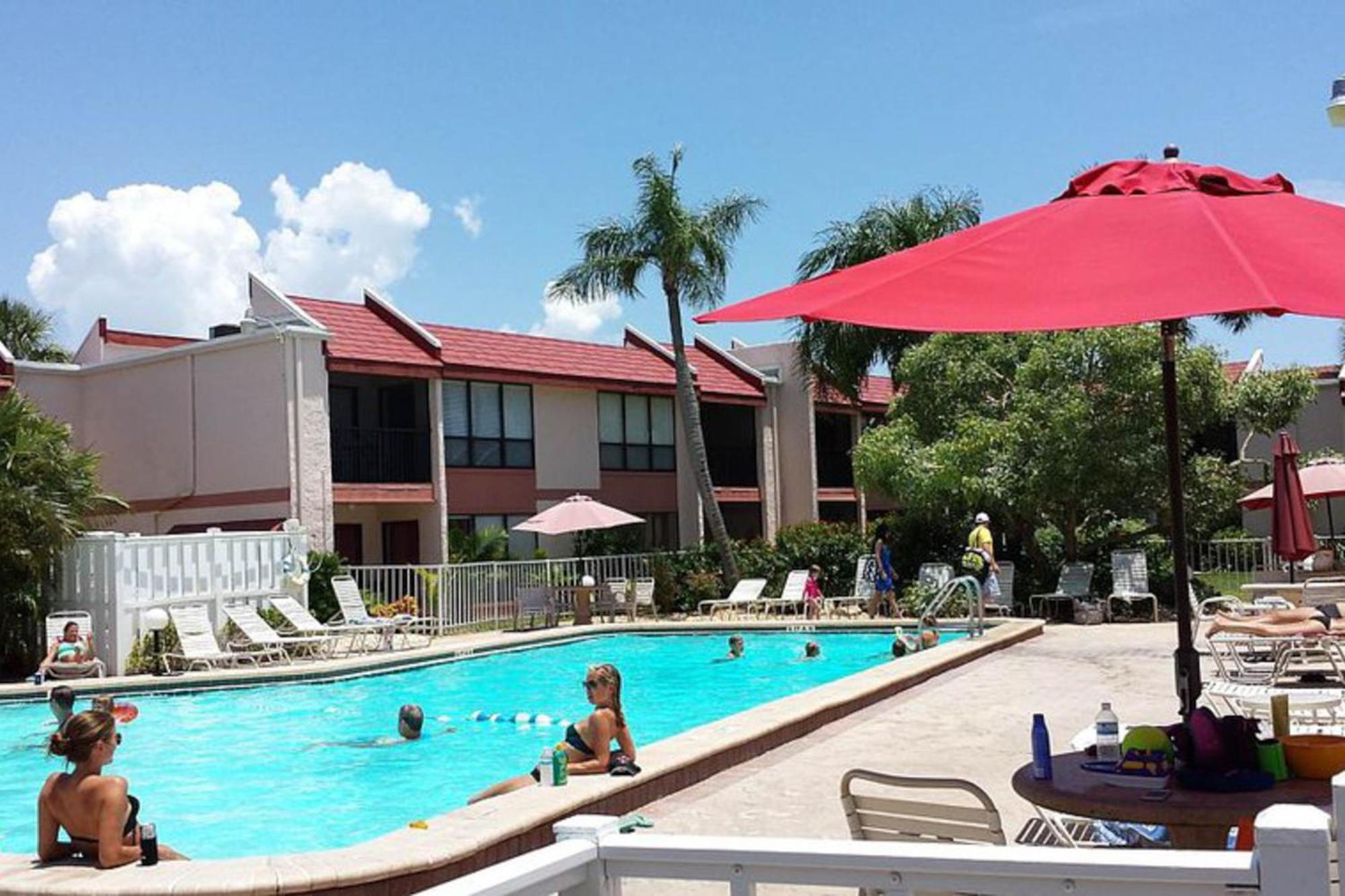 Runaway Bay Condos Bradenton Beach Exterior photo